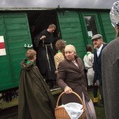  Rekonstruktorzy z różnych grup, członkowie ich rodzin oraz harcerze starali się oddać klimat pierwszych powojennych dni Koszalina