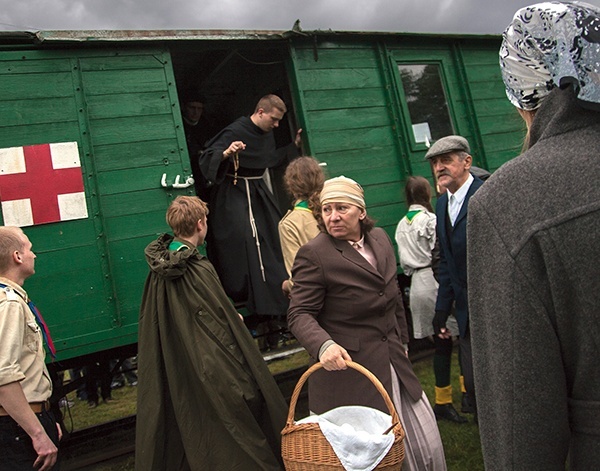  Rekonstruktorzy z różnych grup, członkowie ich rodzin oraz harcerze starali się oddać klimat pierwszych powojennych dni Koszalina