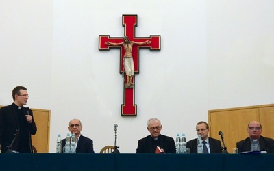 Debatę prowadził o. Marcin Tkaczyk. Uczestniczyli (od lewej): Dariusz Rosiak, ks. Andrzej Szostek, Antoni Dudek, i ks. Andrzej Maryniarczyk