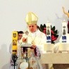 Abp Mokrzycki przekazał przed laty parafii na Żabiance piuskę Jana Pawła II. Teraz uroczyście wprowadził relikwiarz zawierający włosy świętego papieża