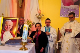  Podczas nabożeństwa przedstawiciele władz miasta przekazali parafii obraz św. Jana Pawła II 