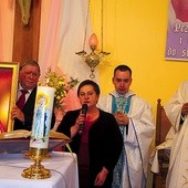  Podczas nabożeństwa przedstawiciele władz miasta przekazali parafii obraz św. Jana Pawła II 