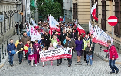 Dzieci pod opieką tatusiów poprowadziły marsz dla życia i rodziny