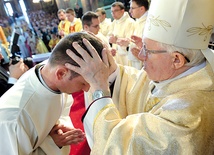 W geście nałożenia rąk uczestniczą, oprócz biskupa, wszyscy kapłani obecni na święceniach