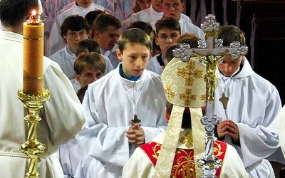 Biskup zawiesił każdemu na szyi symboliczny krzyż, będący znakiem sprawowanej funkcji