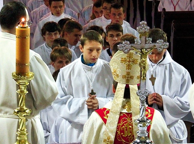 Biskup zawiesił każdemu na szyi symboliczny krzyż, będący znakiem sprawowanej funkcji