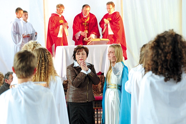 Catalina (Grażyna Pantal) i Maryja (Angelika Górczak) podczas mistycznego spotkania na Eucharystii