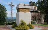 Obelisk stanął na szczycie wzgórza Kaplicówka dokładnie w tym midejscu, w którym św. Jan Paweł II sprawował Eucharystię