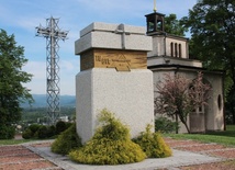 Obelisk stanął na szczycie wzgórza Kaplicówka dokładnie w tym midejscu, w którym św. Jan Paweł II sprawował Eucharystię