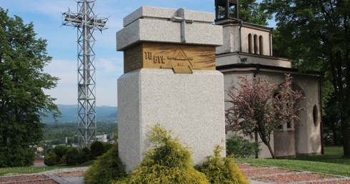Obelisk stanął na szczycie wzgórza Kaplicówka dokładnie w tym midejscu, w którym św. Jan Paweł II sprawował Eucharystię