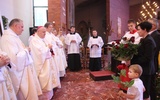 Przedstawiciele rodzin powitali bp. Piotra Gregera i pozostałych kapłanów