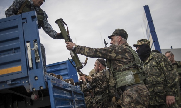 Uzbrojeni Rosjanie wjechali na Ukrainę