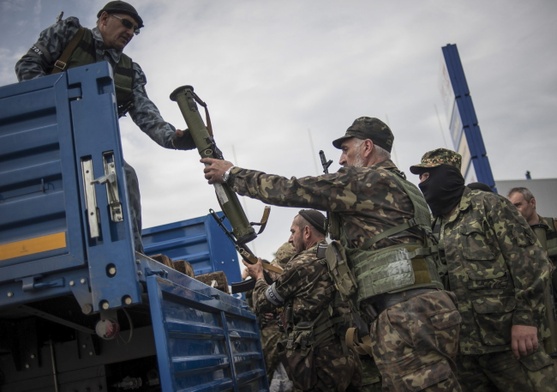 Uzbrojeni Rosjanie wjechali na Ukrainę