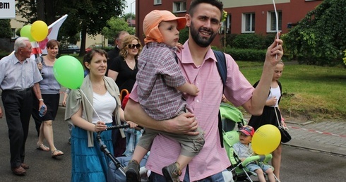 Najlepszy marsz - na ramionach taty!