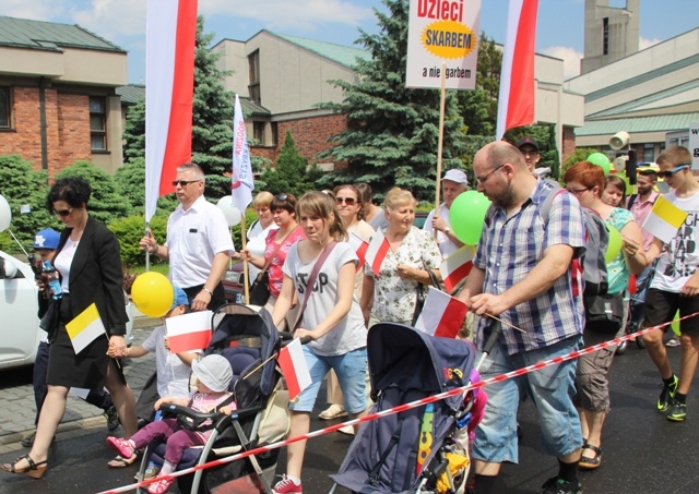 Przez Oświęcim szli dla życia i rodziny