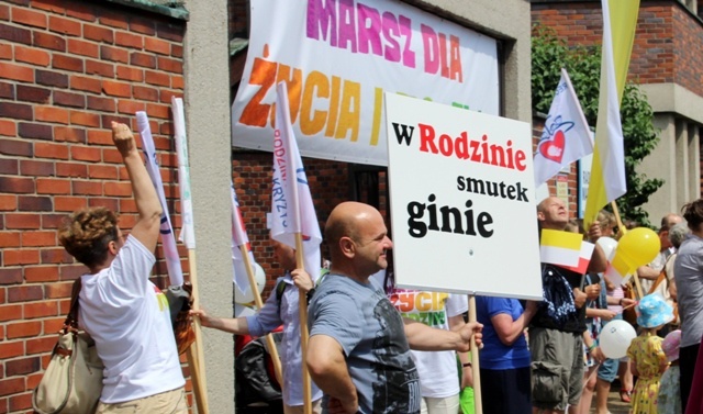 Przez Oświęcim szli dla życia i rodziny