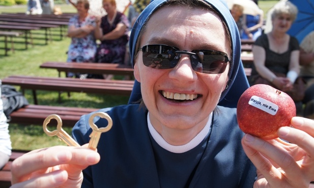 Żadna kobieta nie wyjechała z pielgrzymki z pustymi rękoma. Podarunkiem było jabłko z napisem "Maryja, nie Ewa" i klucz przypominający, że tylko miłość jest kluczem do każdych drzwi