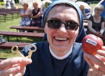 Żadna kobieta nie wyjechała z pielgrzymki z pustymi rękoma. Podarunkiem było jabłko z napisem "Maryja, nie Ewa" i klucz przypominający, że tylko miłość jest kluczem do każdych drzwi