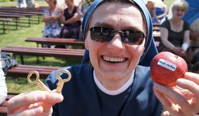 Żadna kobieta nie wyjechała z pielgrzymki z pustymi rękoma. Podarunkiem było jabłko z napisem "Maryja, nie Ewa" i klucz przypominający, że tylko miłość jest kluczem do każdych drzwi