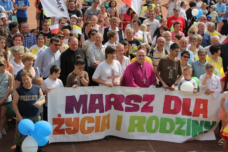 Uczestnicy marszu pro-life u salezjanów w Oświęcimiu