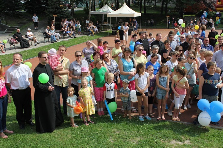 Uczestnicy marszu pro-life u salezjanów w Oświęcimiu