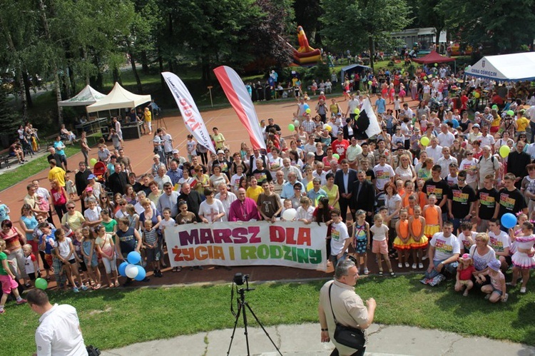 Uczestnicy marszu pro-life u salezjanów w Oświęcimiu