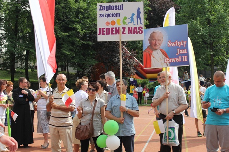 Uczestnicy marszu pro-life u salezjanów w Oświęcimiu