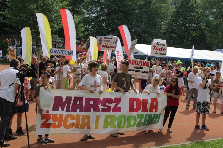 Uczestnicy marszu pro-life u salezjanów w Oświęcimiu