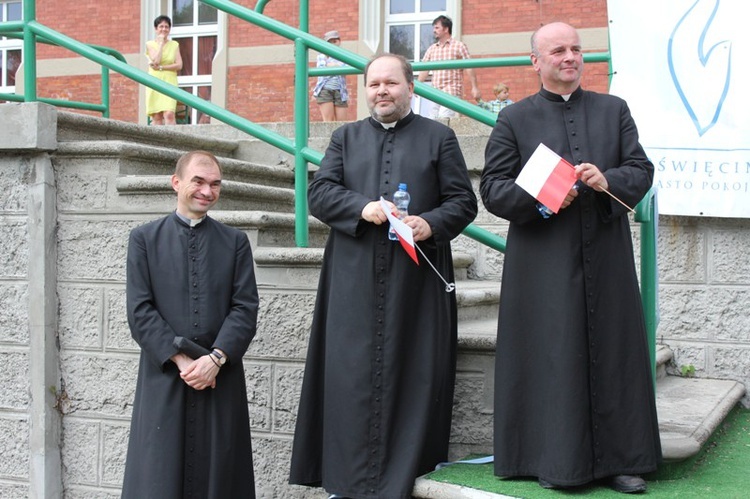 Uczestnicy marszu pro-life u salezjanów w Oświęcimiu