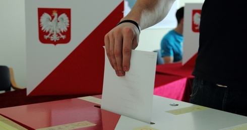 Wstępne wyniki: Platforma wyprzedza PiS  
