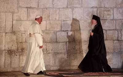  25.05.2014. Jerozolima. Papież Franciszek spotyka w czasie swej pielgrzymki do Ziemi Świętej Bartłomieja I, duchowego zwierzchnika prawosławia