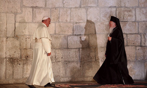  25.05.2014. Jerozolima. Papież Franciszek spotyka w czasie swej pielgrzymki do Ziemi Świętej Bartłomieja I, duchowego zwierzchnika prawosławia