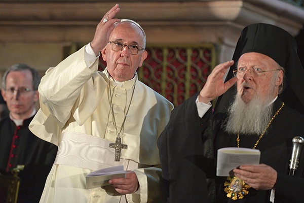 Papież Franciszek i patriarcha Bartłomiej I razem udzielają błogosławieństwa uczestnikom spotkania w bazylice Bożego Grobu w Jerozolimie z okazji 50. rocznicy spotkania w tym samym miejscu papieża Pawła VI i patriarchy Atenagorasa 