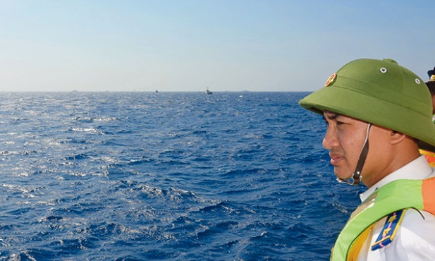 13 maja 2014. Morze Południowochińskie.  Straż przybrzeżna Wietnamu obserwuje chińskie statki w pobliżu Wysp Paracelskich