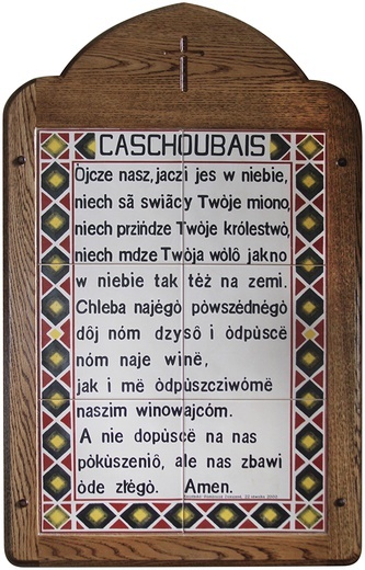 . Przypomina o tym także tablica z tekstem „Ojcze nasz” po kaszubsku (z lewej)