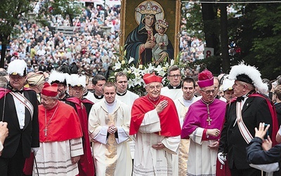  W drodze na wzgórze. W środku kard. Zenon Grocholewski