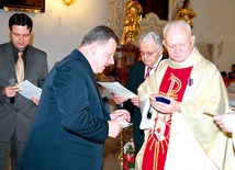  W 2009 r. burmistrz Bogusław Krasucki przekazał ks. Adamowi Wiśniewskiemu tytuł Honorowego Obywatela Środy Śląskiej, w której kapłan mieszka i pełni posługę kapelana Koła Związku Sybiraków 