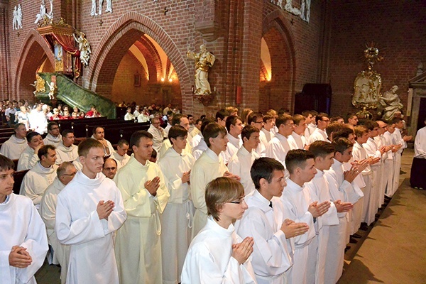  42 ministrantów zostało przyjętych do służby ceremoniarza i animatora