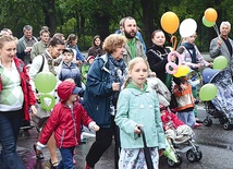  W ubiegłym roku nawet deszcz nie zniechęcił rodzin do wzięcia udziału w marszu