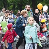  W ubiegłym roku nawet deszcz nie zniechęcił rodzin do wzięcia udziału w marszu