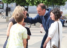 Brat François błogosławi przechodniów na rynku Rybniku