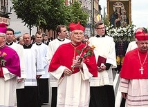 W procesji z bazyliki idą (od lewej) abp Wiktor Skworc, kard. Zenon Grocholewski i kard. Stanisław Dziwisz