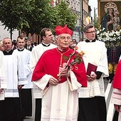 W procesji z bazyliki idą (od lewej) abp Wiktor Skworc, kard. Zenon Grocholewski i kard. Stanisław Dziwisz