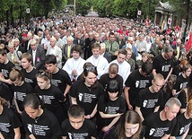  Wśród pielgrzymów ubiorem wyróżniała się młodzież z Towarzystwa Ciemnych Typów