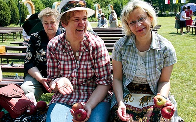 Każda z uczestniczek otrzymała 2 jabłka, dar Jolanty i Andrzeja Rzeźnickich, i 2 klucze