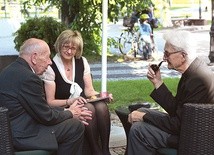 Ks. Adam Boniecki (z prawej) w rozmowie z dyr. MBP Elżbietą Kampą i ks. Wolfgangiem Globischem w kawiarence biblioteki