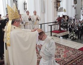 Nałożenie rąk jest istotnym elementem święceń kapłańskich