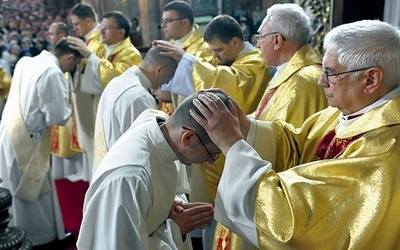 Podczas święceń w geście nałożenia rąk uczestniczą wszyscy obecni w katedrze kapłani