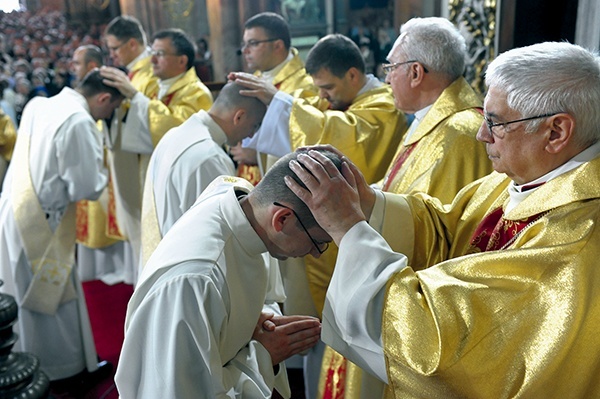 Podczas święceń w geście nałożenia rąk uczestniczą wszyscy obecni w katedrze kapłani