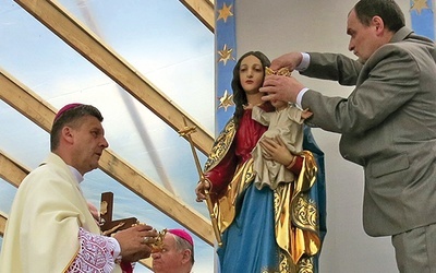 Biskupi Tadeusz Rakoczy i Roman Pindel koronują przyłękowską Wspomożycielkę